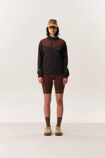 Model wearing SVALINN ventile jacket and OTHELLO compression shorts against light backdrop